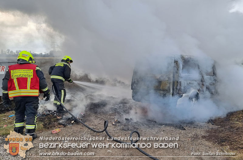 20250116_Fahrzeugbrand B17 Höhe der Autobahnanschlussstelle A2 Traiskirchen   Foto: Stefan Schneider BFKDO BADEN
