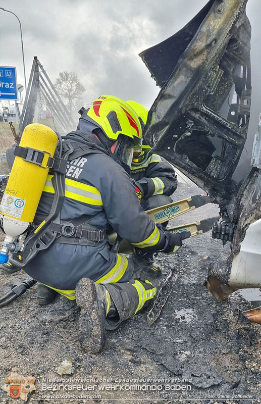 20250116_Fahrzeugbrand B17 Höhe der Autobahnanschlussstelle A2 Traiskirchen   Foto: Stefan Schneider BFKDO BADEN
