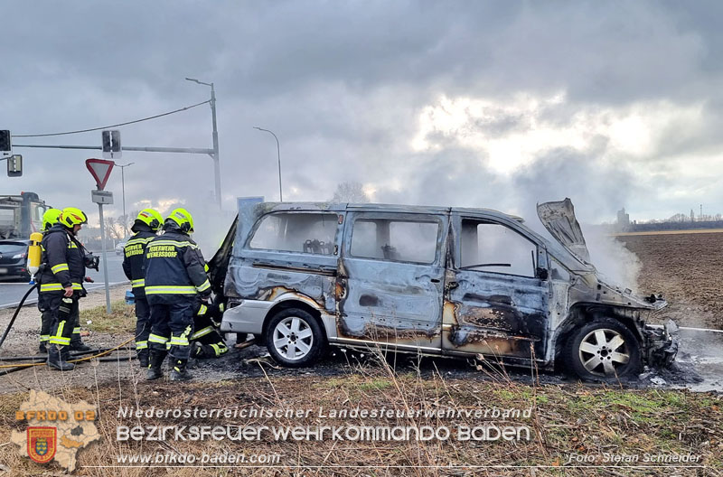 20250116_Fahrzeugbrand B17 Höhe der Autobahnanschlussstelle A2 Traiskirchen   Foto: Stefan Schneider BFKDO BADEN