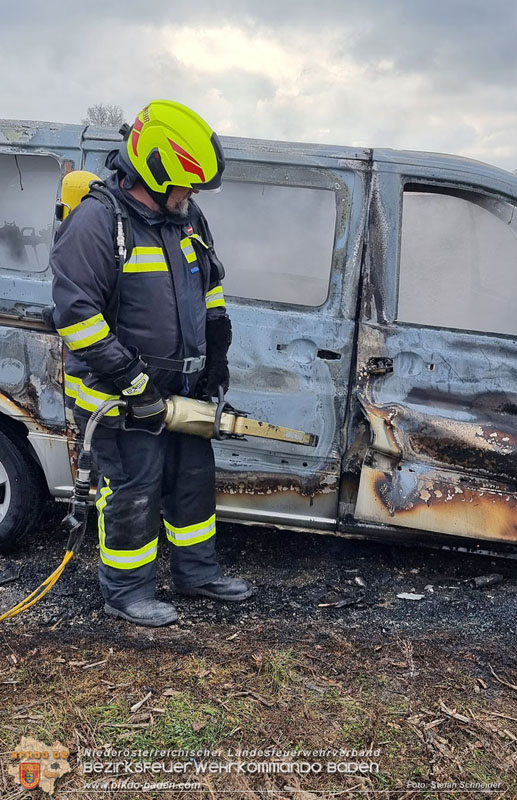 20250116_Fahrzeugbrand B17 Höhe der Autobahnanschlussstelle A2 Traiskirchen   Foto: Stefan Schneider BFKDO BADEN