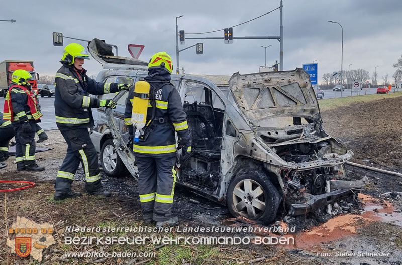 20250116_Fahrzeugbrand B17 Höhe der Autobahnanschlussstelle A2 Traiskirchen   Foto: Stefan Schneider BFKDO BADEN
