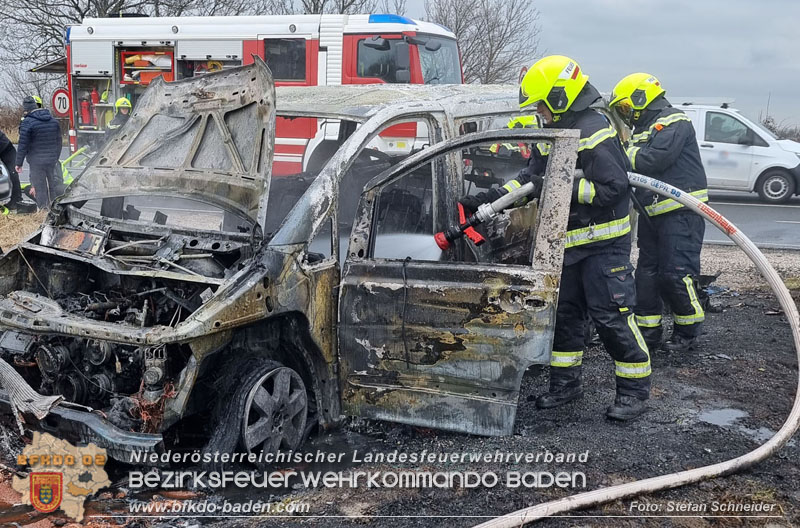 20250116_Fahrzeugbrand B17 Höhe der Autobahnanschlussstelle A2 Traiskirchen   Foto: Stefan Schneider BFKDO BADEN