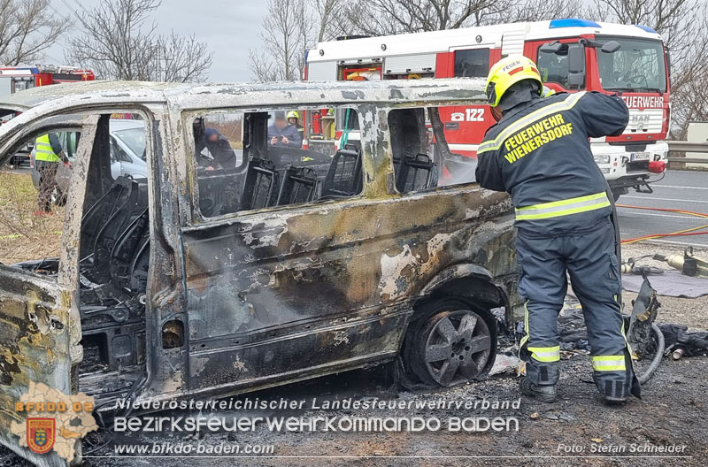 20250116_Fahrzeugbrand B17 Höhe der Autobahnanschlussstelle A2 Traiskirchen   Foto: Stefan Schneider BFKDO BADEN