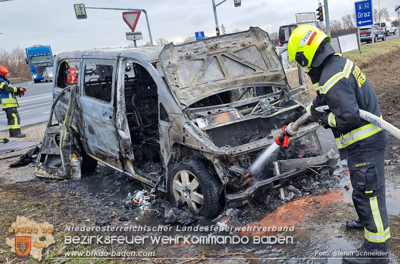 20250116_Fahrzeugbrand B17 Höhe der Autobahnanschlussstelle A2 Traiskirchen   Foto: Stefan Schneider BFKDO BADEN