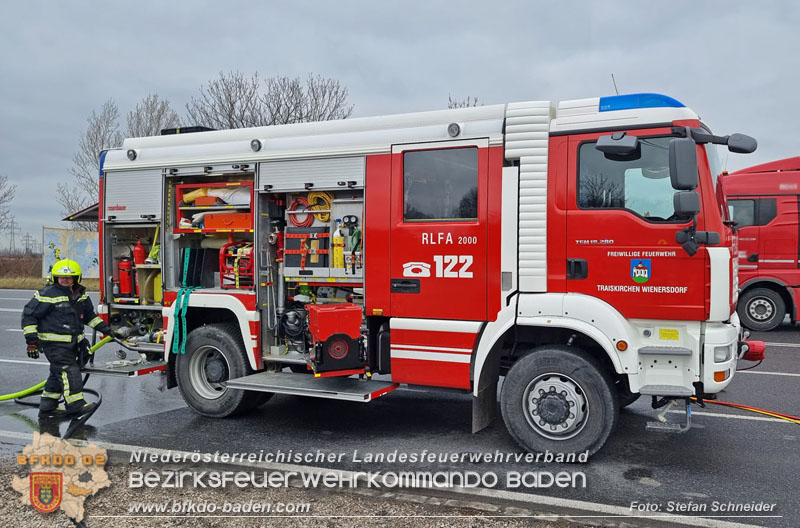20250116_Fahrzeugbrand B17 Höhe der Autobahnanschlussstelle A2 Traiskirchen   Foto: Stefan Schneider BFKDO BADEN
