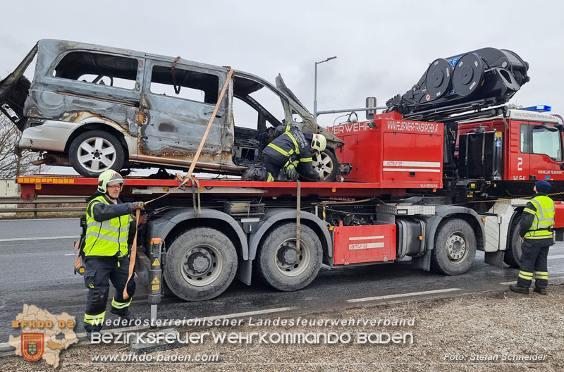 20250116_Fahrzeugbrand B17 Höhe der Autobahnanschlussstelle A2 Traiskirchen Foto: Stefan Schneider BFKDO BADEN