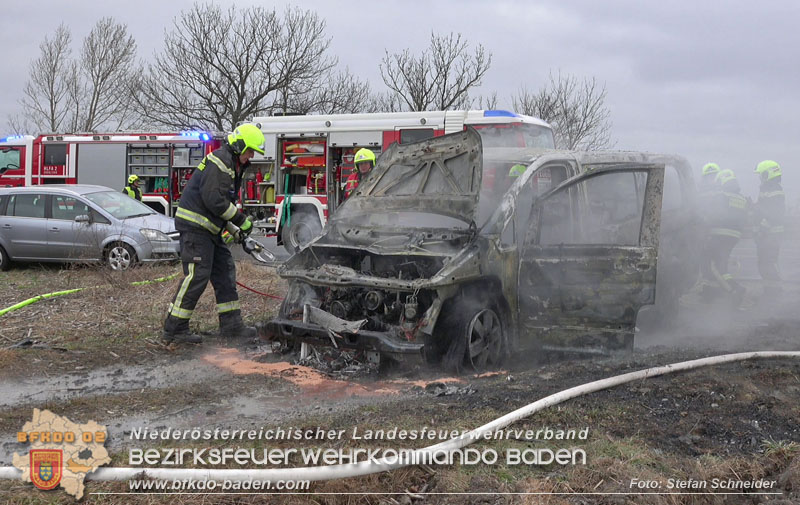 20250116_Fahrzeugbrand B17 Höhe der Autobahnanschlussstelle A2 Traiskirchen Foto: Stefan Schneider BFKDO BADEN