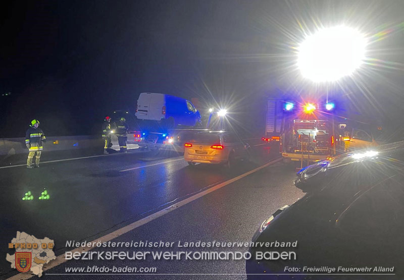 20250123_Alarmierte Menschenrettung nach Verkehrsunfall auf der A21 bei Heiligenkreuz Foto: FF Alland 20250123_Alarmierte Menschenrettung nach Verkehrsunfall auf der A21 bei Heiligenkreuz Foto: FF Alland