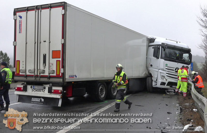 20250125_LKW-Unfall mit Gefahrgut auf der A21 bei Heiligenkreuz Foto: Stefan Schneider BFKDO BADEN 20250125_LKW-Unfall mit Gefahrgut auf der A21 bei Heiligenkreuz Foto: Stefan Schneider BFKDO BADEN