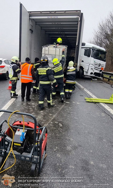 20250125_LKW-Unfall mit Gefahrgut auf der A21 bei Heiligenkreuz Foto: Stefan Schneider BFKDO BADEN 20250125_LKW-Unfall mit Gefahrgut auf der A21 bei Heiligenkreuz Foto: Stefan Schneider BFKDO BADEN
