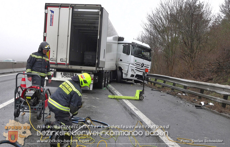20250125_LKW-Unfall mit Gefahrgut auf der A21 bei Heiligenkreuz Foto: Stefan Schneider BFKDO BADEN 20250125_LKW-Unfall mit Gefahrgut auf der A21 bei Heiligenkreuz Foto: Stefan Schneider BFKDO BADEN