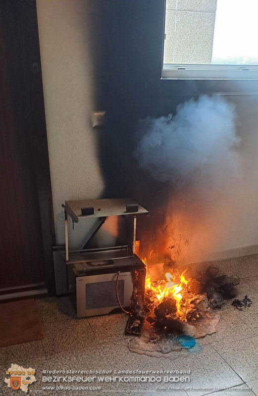 20250127 Brand im Stiegenhaus einer mehrstöckigen Wohnhausanlage in Traiskirchen Wienersdorf   Foto: Franz Pölleritzer FF Traiskirchen-Stadt