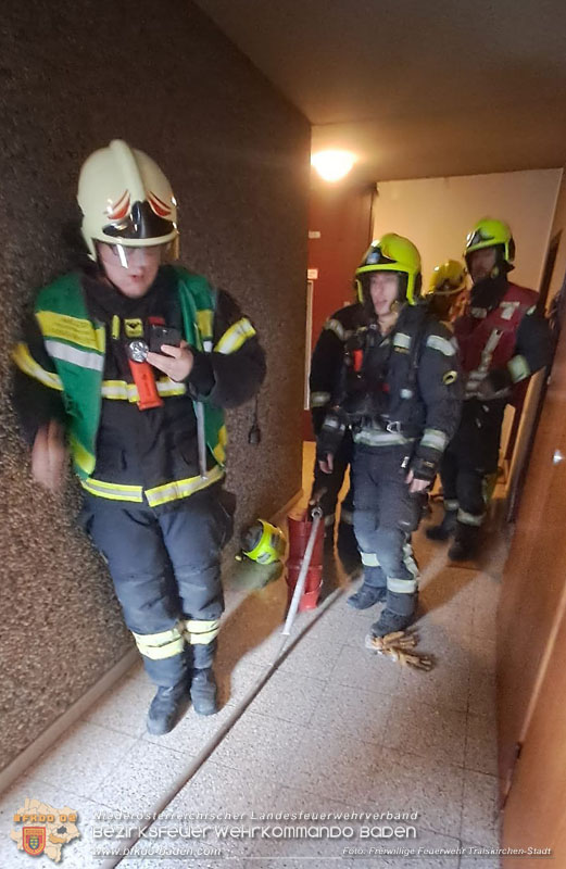 20250127 Brand im Stiegenhaus einer mehrstöckigen Wohnhausanlage in Traiskirchen Wienersdorf   Foto: Franz Pölleritzer FF Traiskirchen-Stadt