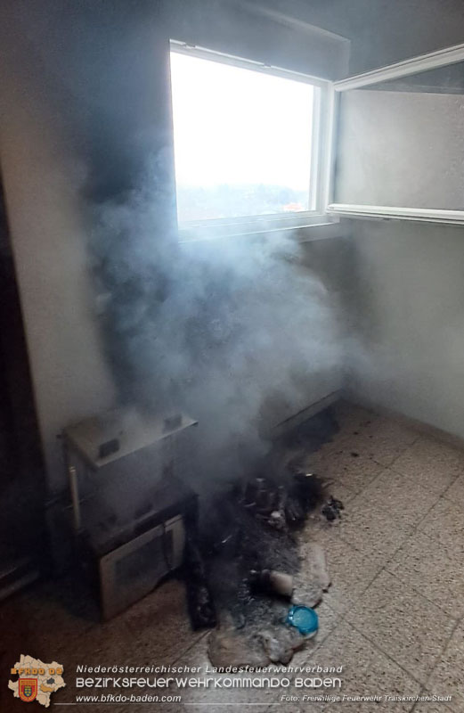 20250127 Brand im Stiegenhaus einer mehrstöckigen Wohnhausanlage in Traiskirchen Wienersdorf   Foto: Franz Pölleritzer FF Traiskirchen-Stadt