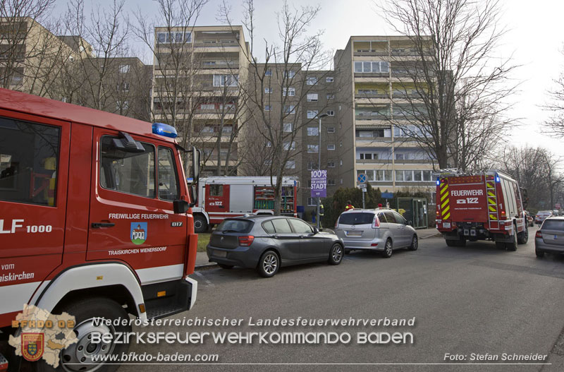 20250127 Brand im Stiegenhaus einer mehrstöckigen Wohnhausanlage in Traiskirchen Wienersdorf   Foto: Stefan Schneider BFKDO BADEN