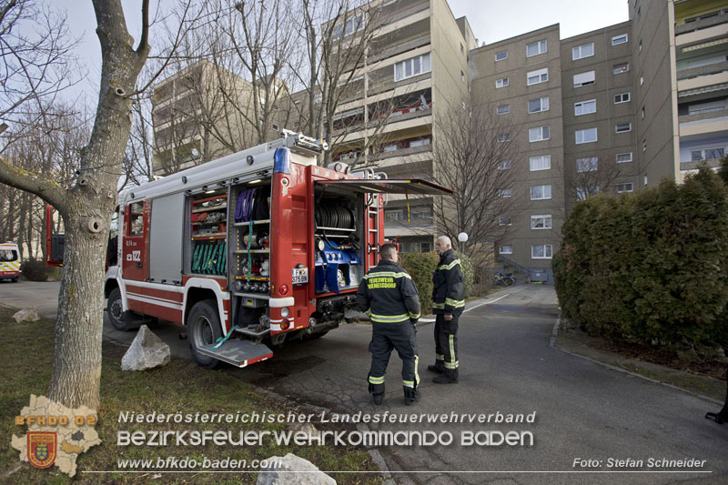 20250127 Brand im Stiegenhaus einer mehrstöckigen Wohnhausanlage in Traiskirchen Wienersdorf   Foto: Stefan Schneider BFKDO BADEN