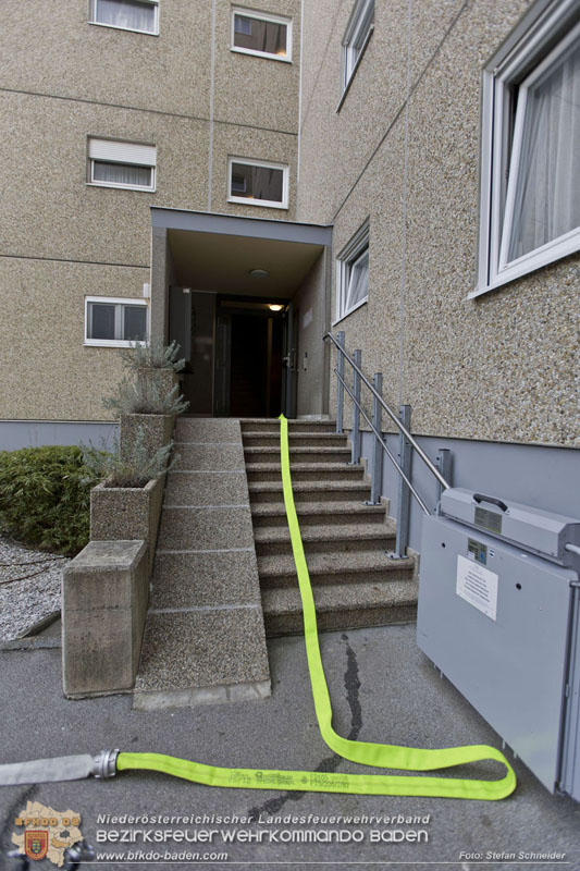 20250127 Brand im Stiegenhaus einer mehrstöckigen Wohnhausanlage in Traiskirchen Wienersdorf   Foto: Stefan Schneider BFKDO BADEN