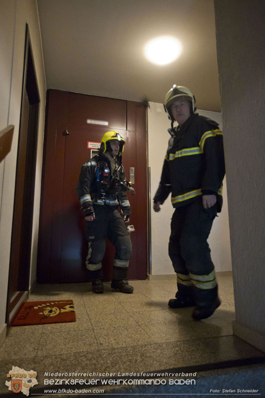 20250127 Brand im Stiegenhaus einer mehrstöckigen Wohnhausanlage in Traiskirchen Wienersdorf   Foto: Stefan Schneider BFKDO BADEN