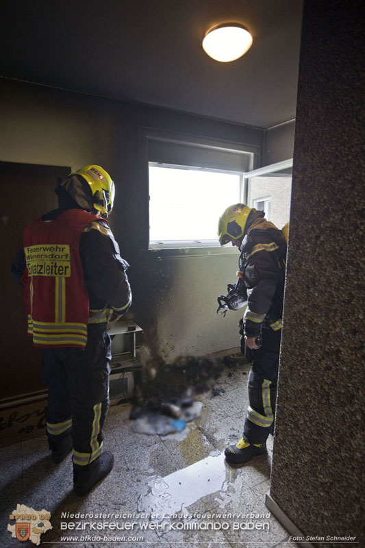 20250127 Brand im Stiegenhaus einer mehrstöckigen Wohnhausanlage in Traiskirchen Wienersdorf   Foto: Stefan Schneider BFKDO BADEN