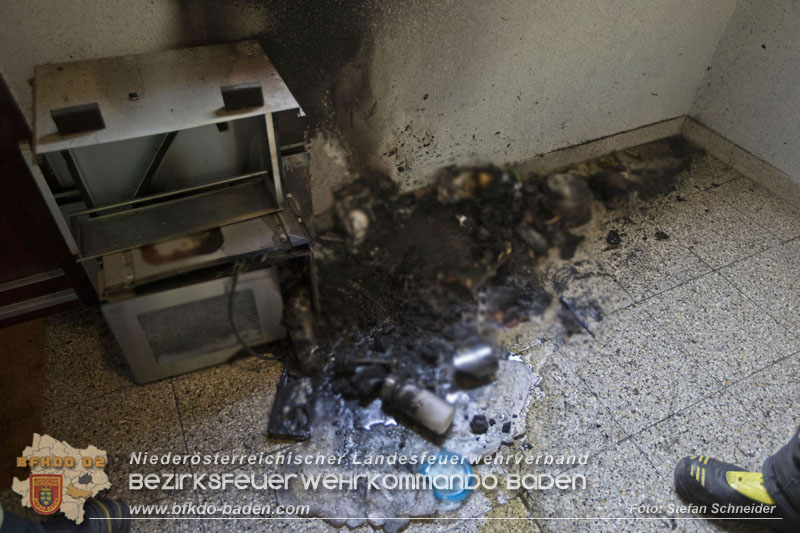 20250127 Brand im Stiegenhaus einer mehrstöckigen Wohnhausanlage in Traiskirchen Wienersdorf   Foto: Stefan Schneider BFKDO BADEN