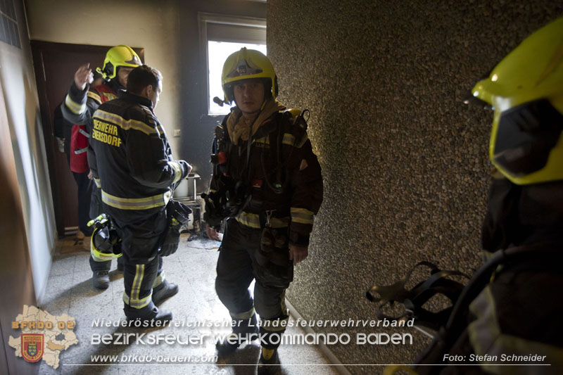 20250127 Brand im Stiegenhaus einer mehrstöckigen Wohnhausanlage in Traiskirchen Wienersdorf   Foto: Stefan Schneider BFKDO BADEN