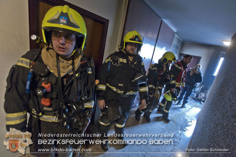20250127 Brand im Stiegenhaus einer mehrstöckigen Wohnhausanlage in Traiskirchen Wienersdorf   Foto: Stefan Schneider BFKDO BADEN