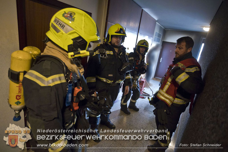 20250127 Brand im Stiegenhaus einer mehrstöckigen Wohnhausanlage in Traiskirchen Wienersdorf   Foto: Stefan Schneider BFKDO BADEN