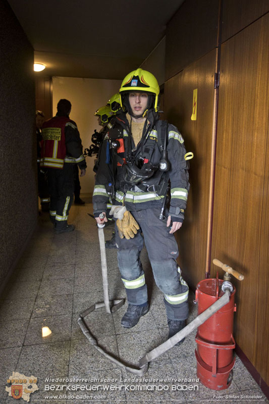 20250127 Brand im Stiegenhaus einer mehrstöckigen Wohnhausanlage in Traiskirchen Wienersdorf   Foto: Stefan Schneider BFKDO BADEN