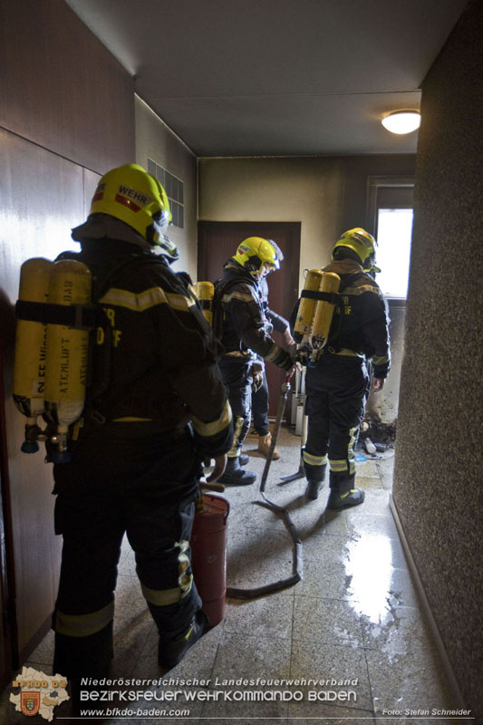 20250127 Brand im Stiegenhaus einer mehrstöckigen Wohnhausanlage in Traiskirchen Wienersdorf   Foto: Stefan Schneider BFKDO BADEN