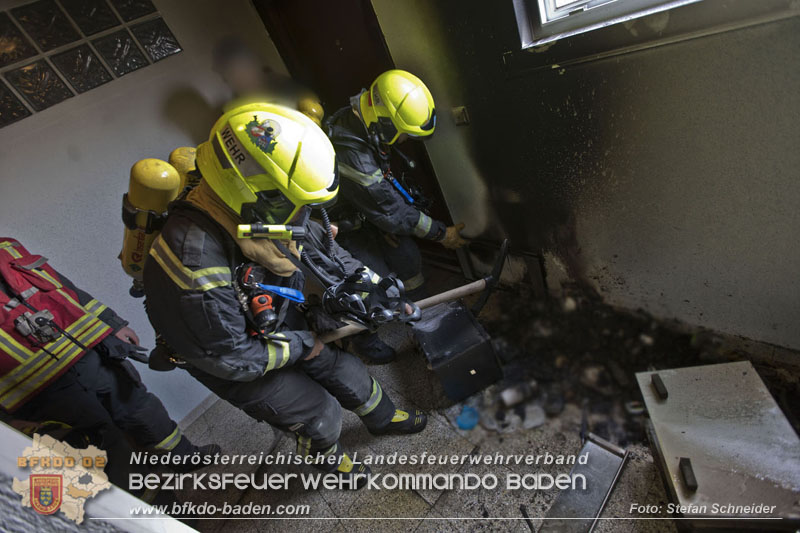20250127 Brand im Stiegenhaus einer mehrstöckigen Wohnhausanlage in Traiskirchen Wienersdorf   Foto: Stefan Schneider BFKDO BADEN