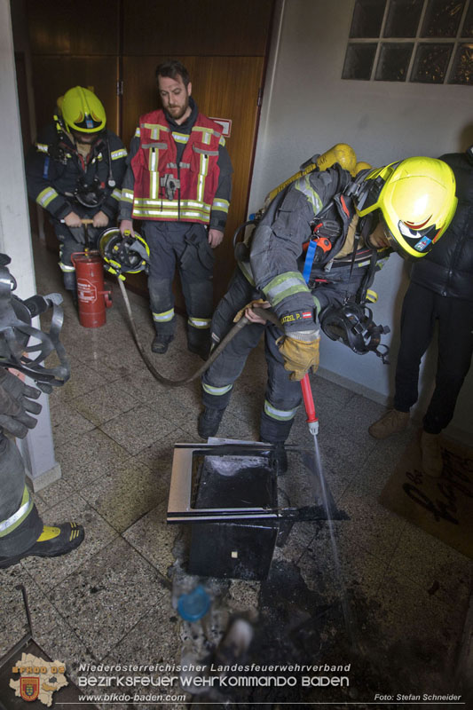 20250127 Brand im Stiegenhaus einer mehrstöckigen Wohnhausanlage in Traiskirchen Wienersdorf   Foto: Stefan Schneider BFKDO BADEN