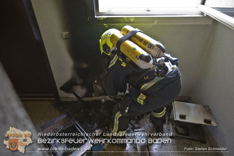 20250127 Brand im Stiegenhaus einer mehrstöckigen Wohnhausanlage in Traiskirchen Wienersdorf   Foto: Stefan Schneider BFKDO BADEN