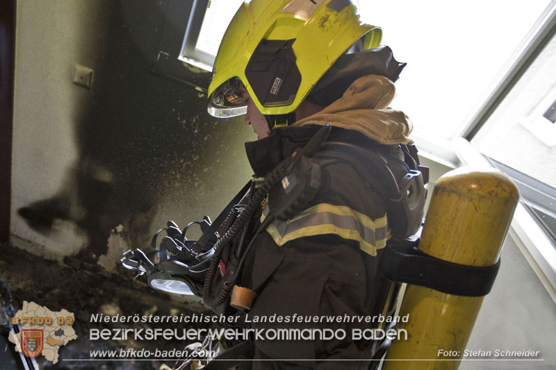 20250127 Brand im Stiegenhaus einer mehrstöckigen Wohnhausanlage in Traiskirchen Wienersdorf   Foto: Stefan Schneider BFKDO BADEN