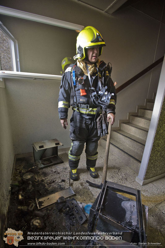 20250127 Brand im Stiegenhaus einer mehrstöckigen Wohnhausanlage in Traiskirchen Wienersdorf   Foto: Stefan Schneider BFKDO BADEN
