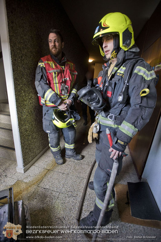 20250127 Brand im Stiegenhaus einer mehrstöckigen Wohnhausanlage in Traiskirchen Wienersdorf   Foto: Stefan Schneider BFKDO BADEN