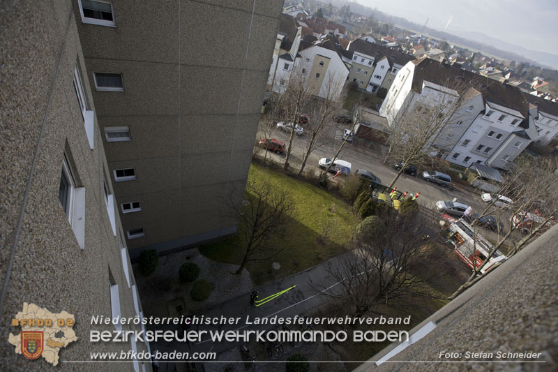 20250127 Brand im Stiegenhaus einer mehrstöckigen Wohnhausanlage in Traiskirchen Wienersdorf   Foto: Stefan Schneider BFKDO BADEN