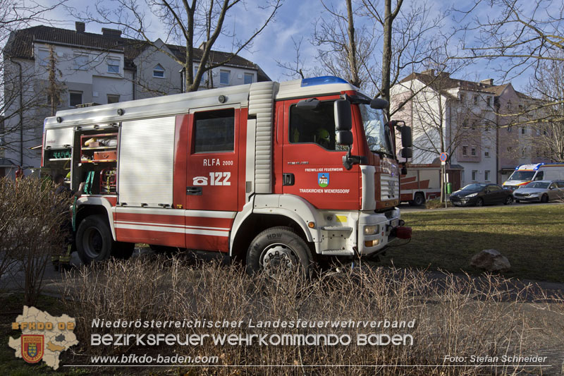 20250127 Brand im Stiegenhaus einer mehrstöckigen Wohnhausanlage in Traiskirchen Wienersdorf   Foto: Stefan Schneider BFKDO BADEN