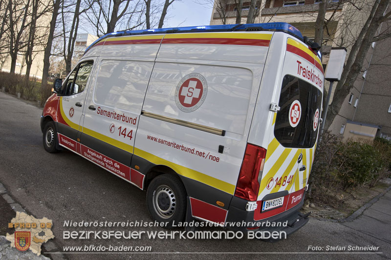 20250127 Brand im Stiegenhaus einer mehrstöckigen Wohnhausanlage in Traiskirchen Wienersdorf   Foto: Stefan Schneider BFKDO BADEN