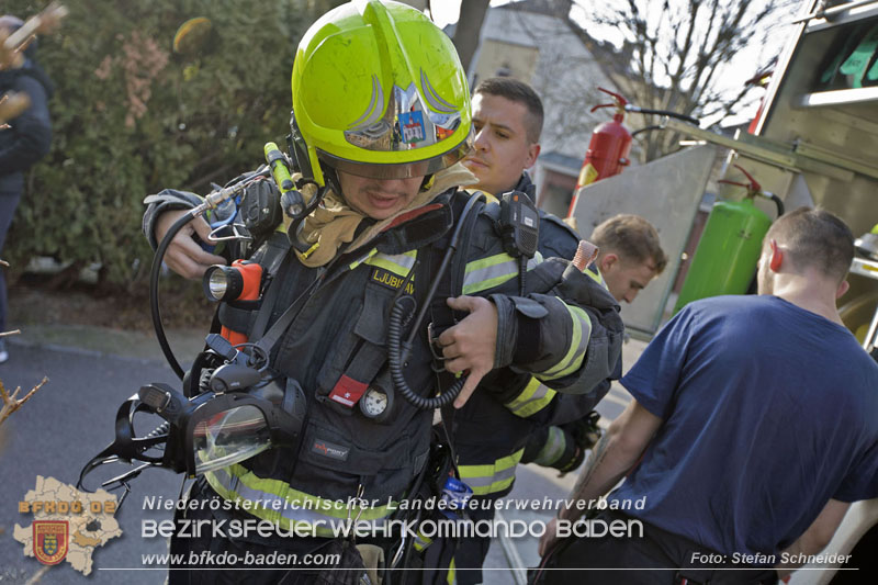 20250127 Brand im Stiegenhaus einer mehrstöckigen Wohnhausanlage in Traiskirchen Wienersdorf   Foto: Stefan Schneider BFKDO BADEN