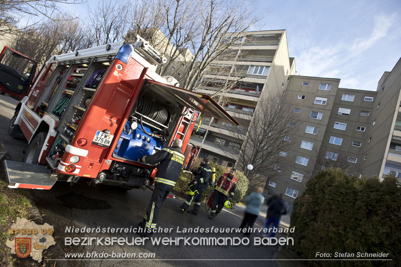 20250127 Brand im Stiegenhaus einer mehrstöckigen Wohnhausanlage in Traiskirchen Wienersdorf   Foto: Stefan Schneider BFKDO BADEN