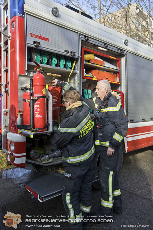 20250127 Brand im Stiegenhaus einer mehrstöckigen Wohnhausanlage in Traiskirchen Wienersdorf   Foto: Stefan Schneider BFKDO BADEN