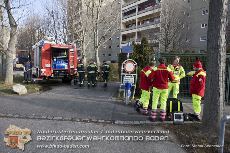 20250127 Brand im Stiegenhaus einer mehrstöckigen Wohnhausanlage in Traiskirchen Wienersdorf   Foto: Stefan Schneider BFKDO BADEN