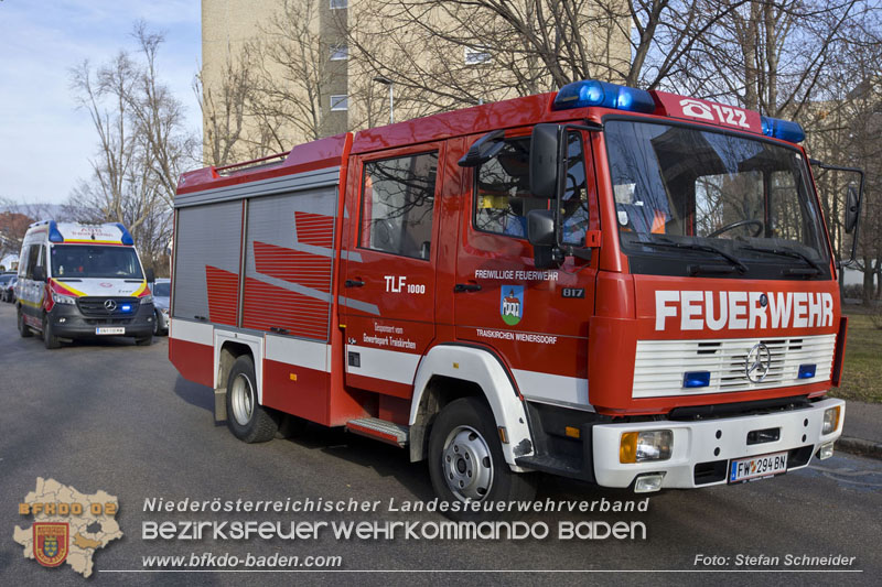 20250127 Brand im Stiegenhaus einer mehrstöckigen Wohnhausanlage in Traiskirchen Wienersdorf   Foto: Stefan Schneider BFKDO BADEN