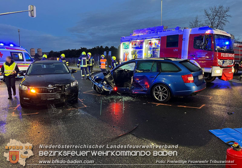 20250129_Feuerwehr befreit Lenker nach Verkehrsunfall auf der B210  Foto: Ferdinand Bartmann FF Tribuswinkel