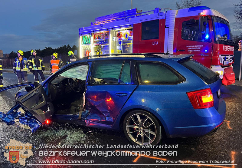 20250129_Feuerwehr befreit Lenker nach Verkehrsunfall auf der B210  Foto: Ferdinand Bartmann FF Tribuswinkel