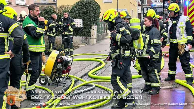 20250206_Wohnungsbrand in Badener Mehrparteienhaus - Feuerwehr rettet Personen und Tiere Foto: van de Castell FF Baden-Stadt 20250206_Wohnungsbrand in Badener Mehrparteienhaus - Feuerwehr rettet Personen und Tiere Foto: van de Castell FF Baden-Stadt