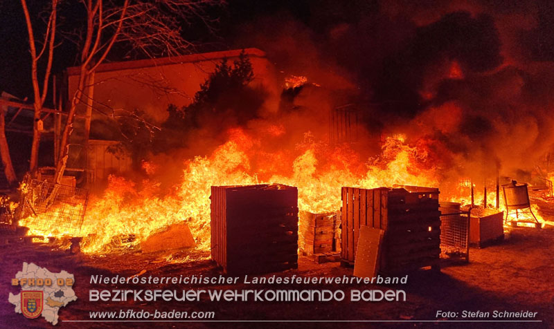 20250207_Brand auf einem Lagerplatz in Tribuswinkel Foto: Stefan Schneider BFKDO BADEN 20250207_Brand auf einem Lagerplatz in Tribuswinkel Foto: Stefan Schneider BFKDO BADEN