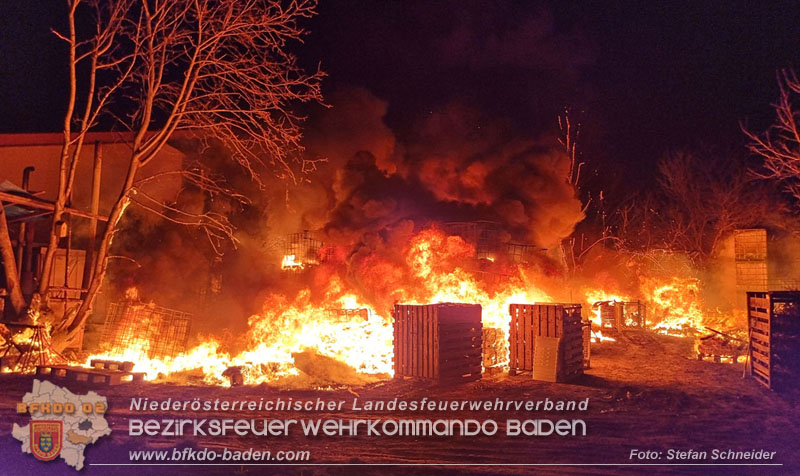 20250207_Brand auf einem Lagerplatz in Tribuswinkel Foto: Stefan Schneider BFKDO BADEN 20250207_Brand auf einem Lagerplatz in Tribuswinkel Foto: Stefan Schneider BFKDO BADEN