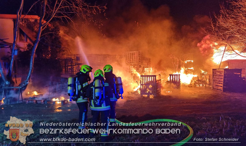 20250207_Brand auf einem Lagerplatz in Tribuswinkel Foto: Stefan Schneider BFKDO BADEN 20250207_Brand auf einem Lagerplatz in Tribuswinkel Foto: Stefan Schneider BFKDO BADEN