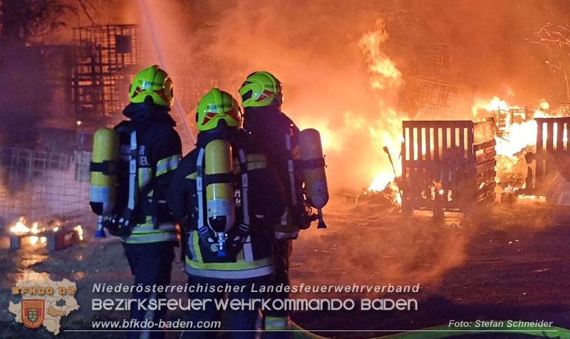 20250207_Brand auf einem Lagerplatz in Tribuswinkel Foto: Stefan Schneider BFKDO BADEN 20250207_Brand auf einem Lagerplatz in Tribuswinkel Foto: Stefan Schneider BFKDO BADEN